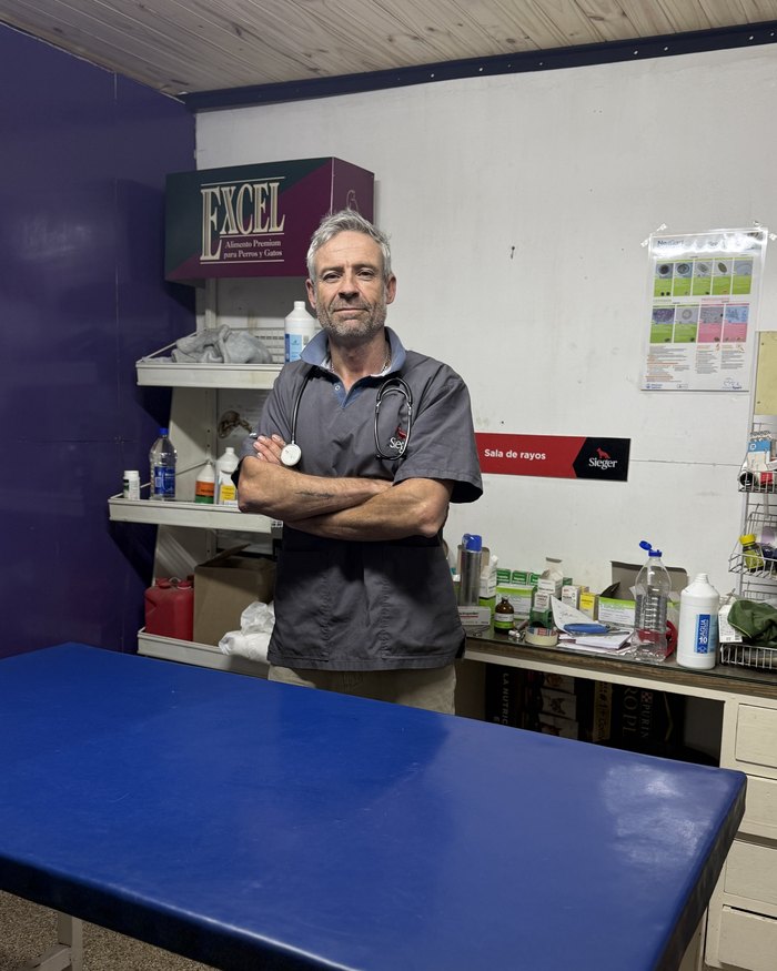 El consultorio, con la mesa de consulta azul