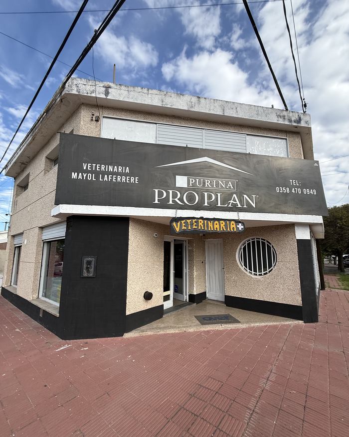 El frente de la veterinaria desde la esquina